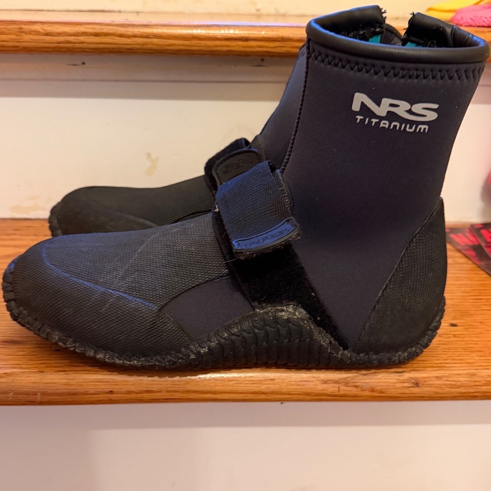 NRS Titanium Neoprene Water Boots Mens 10 Black Kayak Raft Paddle Booties